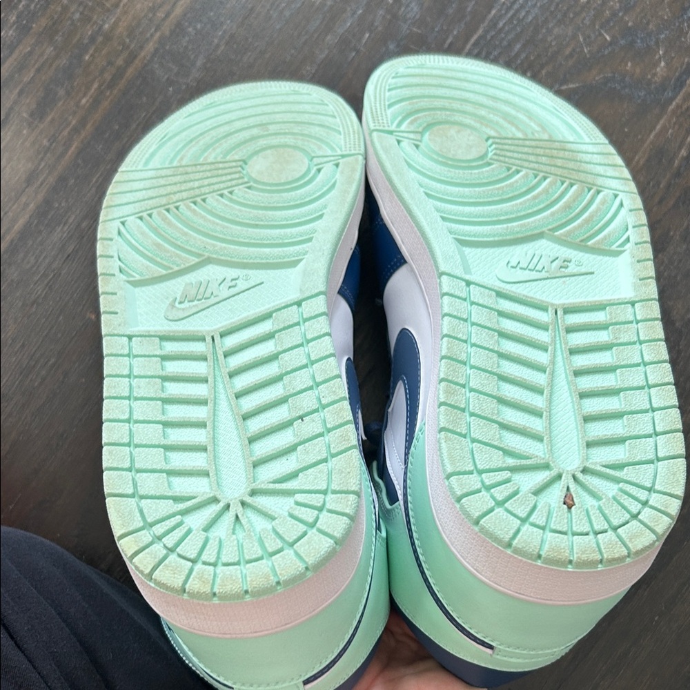 Nike Air Jordan 1 Mid - Picture 6 of 8
